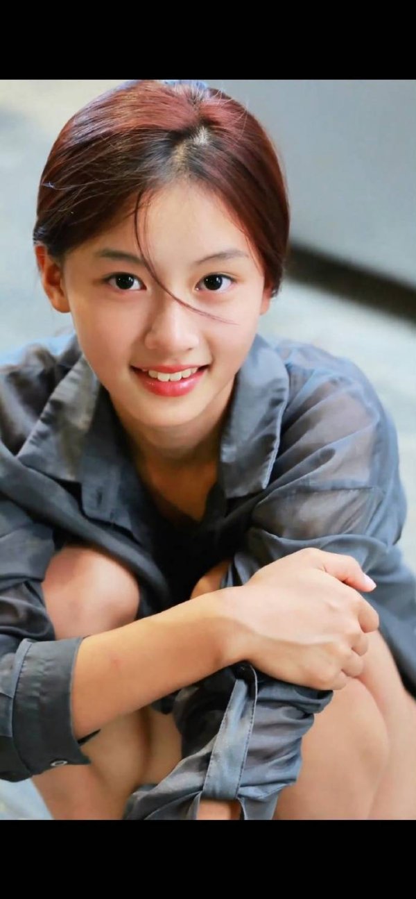易盛通 “神颜”素人女孩被街拍后走红，于正现身当事人妈妈评论区：不知道怎么联系