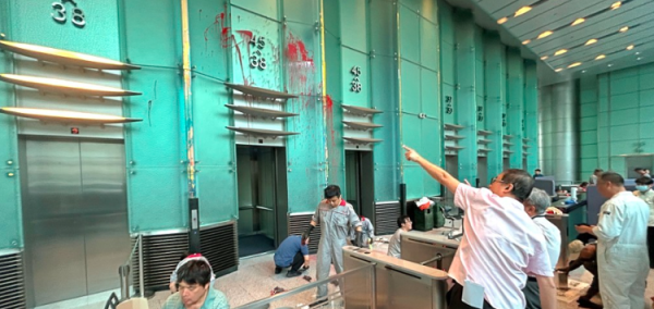 豪配投资 男子求见李嘉诚被拒，大闹长江集团中心：泼油漆、袭击保安，最终被逮捕